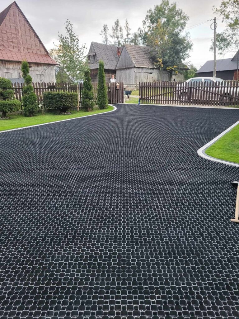 oznaj główne zastosowania geokrat Przemplast. Od parkingów po stabilizację skarp – trwałe, ekologiczne i estetyczne rozwiązania nawierzchniowe z recyklingu.