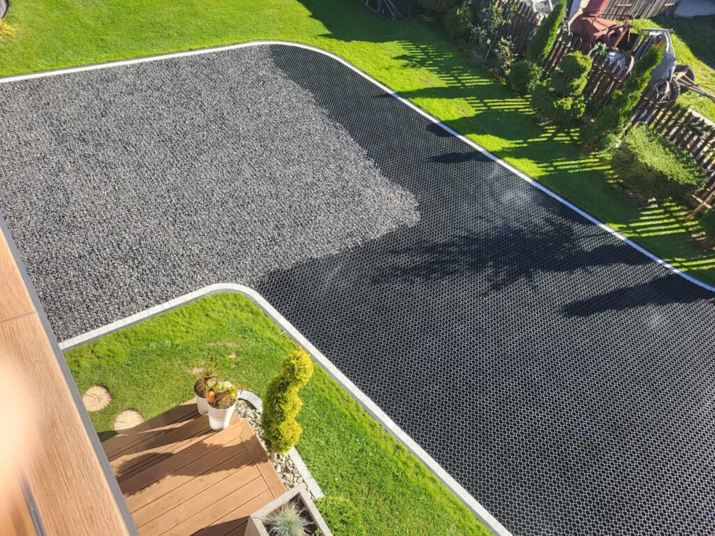 Poznaj główne zastosowania geokrat Przemplast. Od parkingów po stabilizację skarp – trwałe, ekologiczne i estetyczne rozwiązania nawierzchniowe z recyklingu.
